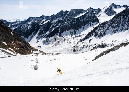 Skitouristen, die einen steilen Hang hinabfahren, Berge im Winter, Stubai-Alpen, Tirol, Österreich, Europa Stockfoto