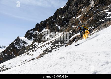 Skitouristen, die einen steilen Hang hinabfahren, Stubai-Alpen, Tirol, Österreich, Europa Stockfoto