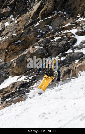 Skitouristen, die einen steilen Hang hinabfahren, Stubai-Alpen, Tirol, Österreich, Europa Stockfoto