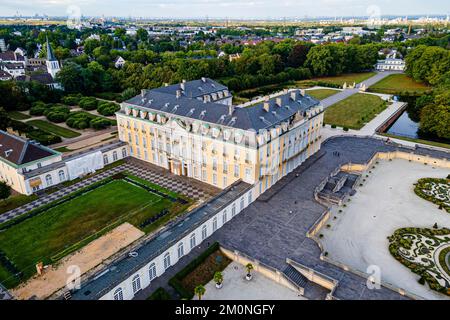 Luftaufnahme zum UNESCO-Weltkulturerbe, Schloss Augustusburg in Brühl, Nordrhein-Westfalen, Deutschland, Europa Stockfoto