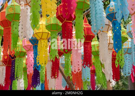 Bunte traditionelle Papierlaternen für das jährliche Festival Loi Krathong alias Yi Peng, das die Stadt Chiang Mai, Thailand, schmückt Stockfoto