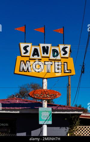 Sands Motel-Schild entlang der Route 66 in Grants, New Mexico, USA [Keine Veröffentlichung von Immobilien; nur redaktionelle Lizenzierung] Stockfoto