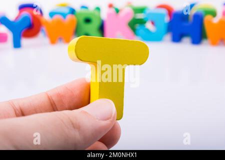 Hand schreiben cube T aus Holz Stockfoto