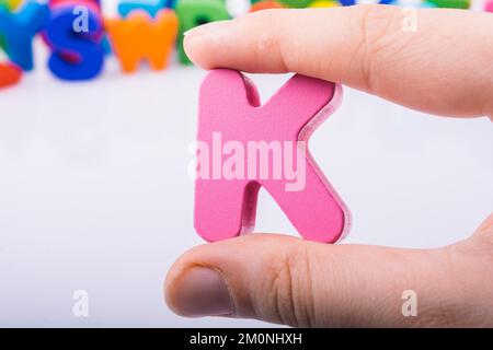 Buchstabenwürfel mit dem Buchstaben K aus Holz Stockfoto