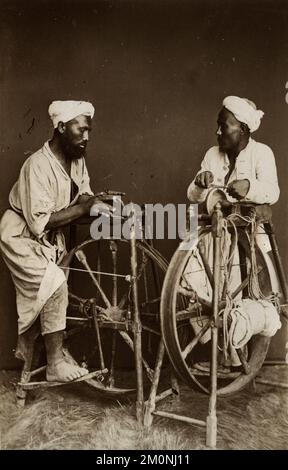 Porträt von zwei Männern, die Messer auf Schleifscheiben schärfen, ca. 1870. Stockfoto