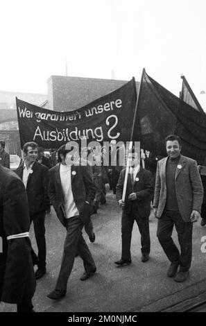 2000 Arbeiter, Angestellte und Verwandte, die am 18.4.1972 in Wuppertal demonstriert wurden, mit schwarzen Zeichen der Trauer und roten Fahnen des Protests gegen den Verlust von Stockfoto
