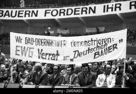 Die zentralen Bauernverbände fordern ihre Rechte am 23.4.1974 in der Westfalenhalle in Dortmund, Deutschland, Europa Stockfoto