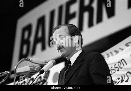 Die zentralen Bauernverbände fordern ihre Rechte am 23.4.1974 in der Westfalenhalle in Dortmund.Constantin FHR. Heeremann im Rednerpult, deutsch Stockfoto