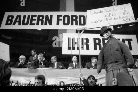 Die zentralen Bauernverbände fordern ihre Rechte am 23.4.1974 in der Westfalenhalle in Dortmund, Deutschland, Europa Stockfoto