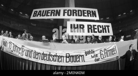 Die zentralen Bauernverbände fordern ihre Rechte am 23.4.1974 in der Westfalenhalle in Dortmund, Deutschland, Europa Stockfoto