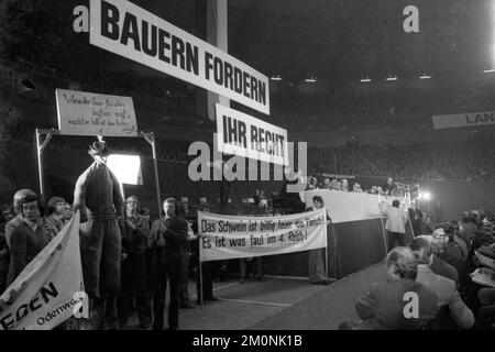 Die zentralen Bauernverbände fordern ihre Rechte am 23.4.1974 in der Westfalenhalle in Dortmund, Deutschland, Europa Stockfoto