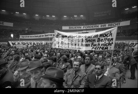 Die zentralen Bauernverbände fordern ihre Rechte am 23.4.1974 in der Westfalenhalle in Dortmund, Deutschland, Europa Stockfoto