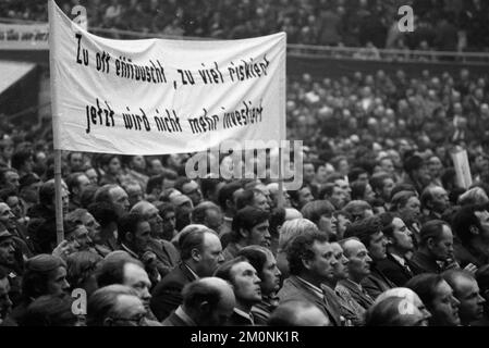 Die zentralen Bauernverbände fordern ihre Rechte am 23.4.1974 in der Westfalenhalle in Dortmund, Deutschland, Europa Stockfoto