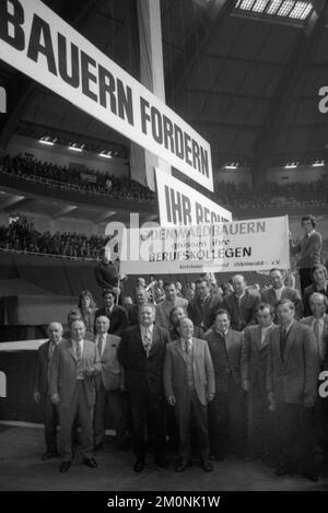 Die zentralen Bauernverbände fordern ihre Rechte am 23.4.1974 in der Westfalenhalle in Dortmund, Deutschland, Europa Stockfoto