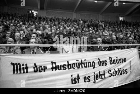 Die zentralen Bauernverbände fordern ihre Rechte am 23.4.1974 in der Westfalenhalle in Dortmund, Deutschland, Europa Stockfoto