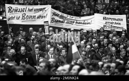 Die zentralen Bauernverbände fordern ihre Rechte am 23.4.1974 in der Westfalenhalle in Dortmund, Deutschland, Europa Stockfoto