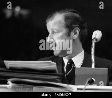 Die zentralen Bauernverbände fordern ihre Rechte am 23.4.1974 in der Westfalenhalle in Dortmund.Constantin FHR. Heeremann im Rednerpult, deutsch Stockfoto