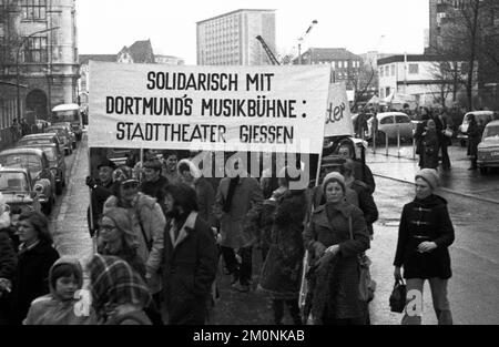 Zur Erhaltung des Dortmunder Musiktheaters (Opernhaus) demonstrierten die Dortmunder Theaterleute am 7. Februar 1974 mit Mitgliedern anderer Theater Stockfoto