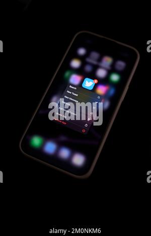 Nahaufnahme von Twitter im Bildschirm „Focus on Remove App“ (App entfernen) auf dem Apple iPhone Stockfoto
