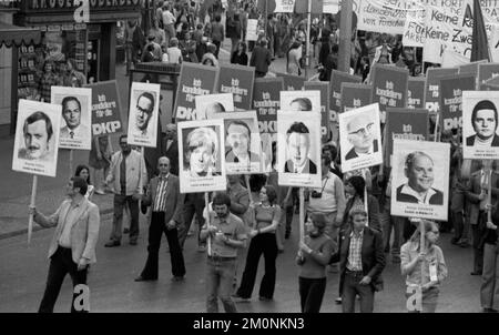 Während des IV. Bundeskongresses des mit der DKP verbundenen SDAJ demonstrierten Delegierte am 19. Mai 1974 in Hannover für ihre Forderungen nach Mitbestimmung und Stockfoto