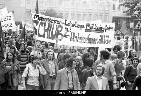 Während des IV. Bundeskongresses des mit der DKP verbundenen SDAJ demonstrierten Delegierte am 19. Mai 1974 in Hannover für ihre Forderungen nach Mitbestimmung und Stockfoto