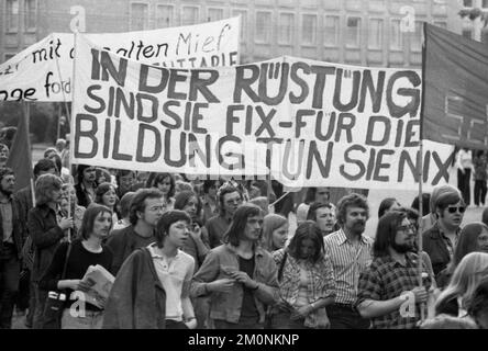 Während des IV. Bundeskongresses des mit der DKP verbundenen SDAJ demonstrierten Delegierte am 19. Mai 1974 in Hannover für ihre Forderungen nach Mitbestimmung und Stockfoto