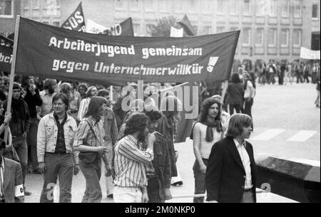 Während des IV. Bundeskongresses des mit der DKP verbundenen SDAJ demonstrierten Delegierte am 19. Mai 1974 in Hannover für ihre Forderungen nach Mitbestimmung und Stockfoto