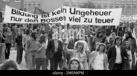 Während des IV. Bundeskongresses des mit der DKP verbundenen SDAJ demonstrierten Delegierte am 19. Mai 1974 in Hannover für ihre Forderungen nach Mitbestimmung und Stockfoto