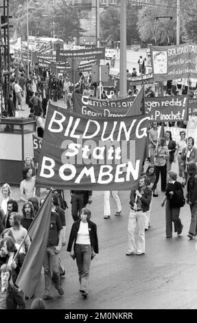 Während des IV. Bundeskongresses des mit der DKP verbundenen SDAJ demonstrierten Delegierte am 19. Mai 1974 in Hannover für ihre Forderungen nach Mitbestimmung und Stockfoto