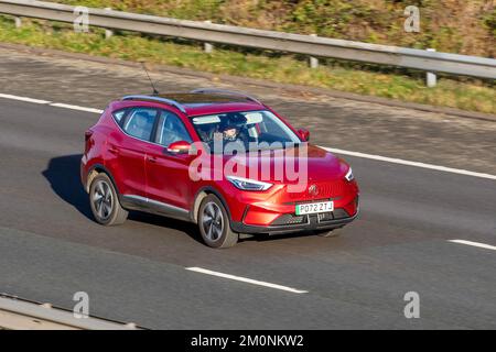 2022 Red MG ZS TROPHY EV Electricity, SUV Electricity 115 kW auf der Autobahn M61, Großbritannien Stockfoto