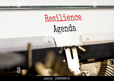 Symbol für Resilienz-Agenda. Das Konzeptwort Resilience-Agenda, getippt auf einer alten Schreibmaschine. Wunderschöner weißer Hintergrund. Business and Resilience Agenda Contra Stockfoto