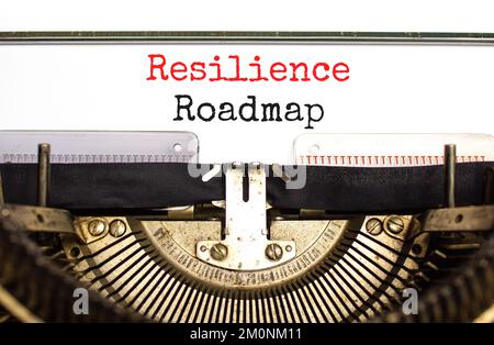 Roadmap-Symbol für Resilienz. Konzeptbegriff Resilience Roadmap, getippt auf Retro alte Schreibmaschine. Wunderschöner weißer Hintergrund. Roadmap für Unternehmen und Resilienz Stockfoto