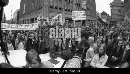 Die Schuelermitverantwortung (SMV) hat sich am 1. Juli 1974 mit einem Kongress und anschließendem Dämonstr für die Mitbestimmung von Studierenden und Auszubildenden eingesetzt Stockfoto