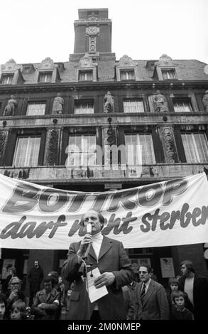 Die Absicht, die Stadt Bottrop im Ruhrbezirk in Essen zu integrieren, wurde am 27. Februar 1976 von zahlreichen Einwohnern mit einem Moto mit Protesten erfüllt Stockfoto