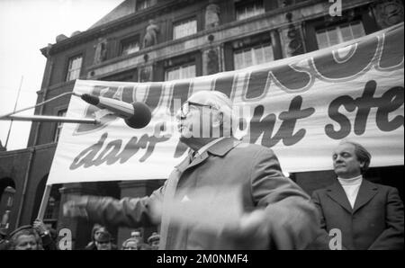 Die Absicht, die Stadt Bottrop im Ruhrgebiet in Essen zu integrieren, wurde am 27. Februar 1976 mit einem Motor von zahlreichen Einwohnern mit Protesten verfolgt Stockfoto