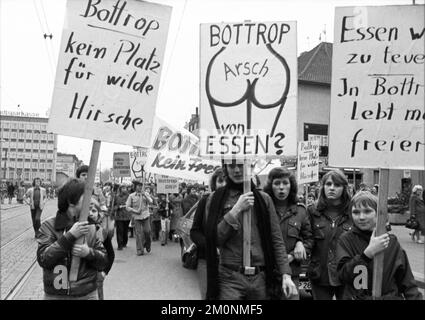 Die Absicht, die Stadt Bottrop im Ruhrbezirk in Essen zu integrieren, wurde am 27. Februar 1976 von zahlreichen Einwohnern mit einem Moto mit Protesten erfüllt Stockfoto