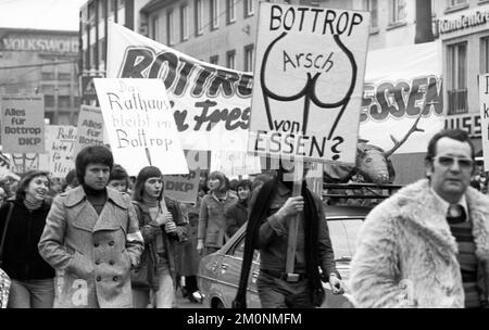 Die Absicht, die Stadt Bottrop im Ruhrbezirk in Essen zu integrieren, wurde am 27. Februar 1976 von zahlreichen Einwohnern mit einem Moto mit Protesten erfüllt Stockfoto