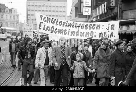 Die Absicht, die Stadt Bottrop im Ruhrbezirk in Essen zu integrieren, wurde am 27. Februar 1976 von zahlreichen Einwohnern mit einem Moto mit Protesten erfüllt Stockfoto