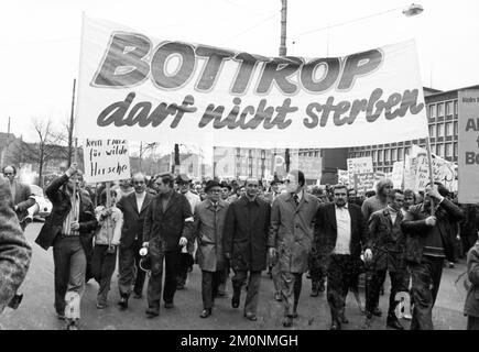 Die Absicht, die Stadt Bottrop im Ruhrbezirk in Essen zu integrieren, wurde am 27. Februar 1976 von zahlreichen Einwohnern mit einem Moto mit Protesten erfüllt Stockfoto