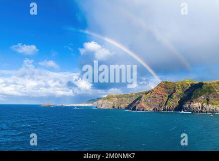 Blick auf die Küste und den Atlantischen Ozean mit Regenbogen, Ponta da Ferraria, Insel Sao Miguel, Azoren, Portugal Stockfoto