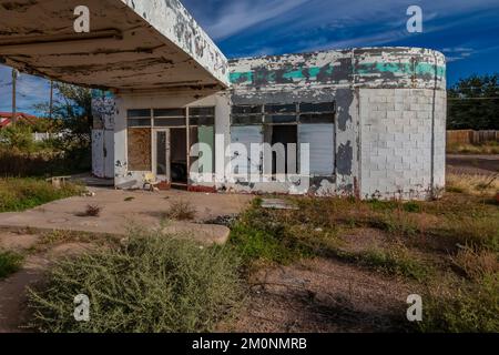 Geschlossene klassische Tankstelle an der Route 66 in Holbrook, Arizona, USA [Keine Immobilienfreigabe; nur redaktionelle Lizenzierung] Stockfoto