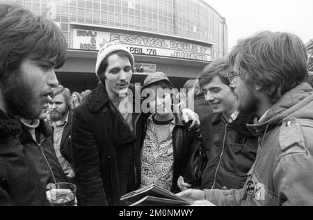 Das Jugendfest, das von den mit der DKP verbundenen Jugend- und Studentenorganisationen SDAJ und MSB Spartakus organisiert wurde, zog mehrere Tausend junge Menschen an Stockfoto