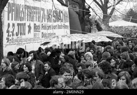 Das Jugendfest, das von den mit der DKP verbundenen Jugend- und Studentenorganisationen SDAJ und MSB Spartakus organisiert wurde, zog mehrere Tausend junge Menschen an Stockfoto