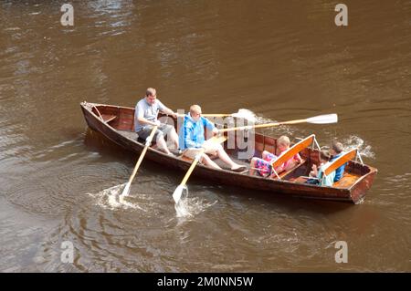 Bootfahren auf dem Fluss, Durham. Co Durham, Tyne und Wear, Großbritannien Stockfoto