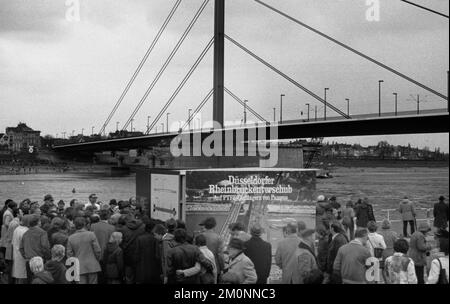 : Die Verlagerung einer Rheinbrücke wurde am 07.04.1976., Deutschland, Europa, zu einem öffentlichen Festival in Düsseldorf Stockfoto