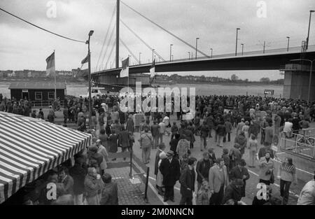 : Die Verlagerung einer Rheinbrücke wurde am 07.04.1976., Deutschland, Europa, zu einem öffentlichen Festival in Düsseldorf Stockfoto