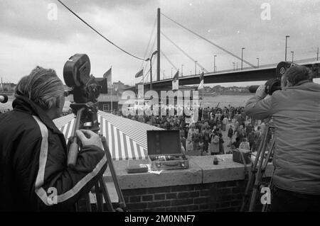 : Die Verlagerung einer Rheinbrücke wurde am 07.04.1976., Deutschland, Europa, zu einem öffentlichen Festival in Düsseldorf Stockfoto