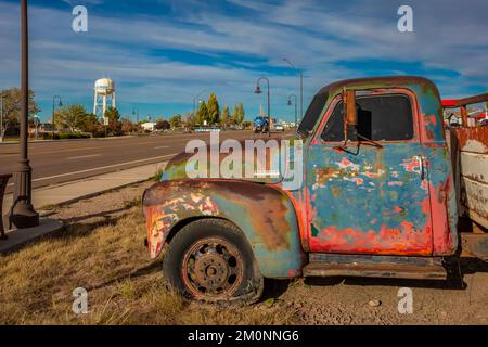 Ende 1940er/Anfang 1950er Chevy Truck auf der Route 66 in Holbrook, Arizona, USA [Keine Immobilienfreigabe; nur redaktionelle Lizenzierung] Stockfoto