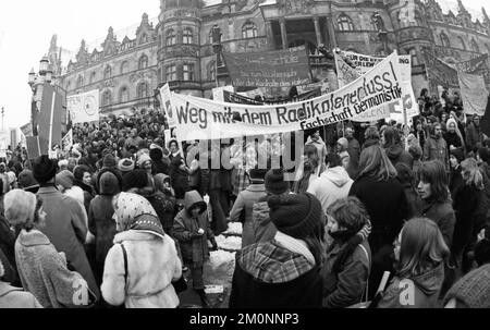 Eltern und Schüler demonstrierten gemeinsam für mehr Lehrer und gegen das radikale Dekret vor dem Neuen Rathaus, Deutschland, 28.01.1976, Europa Stockfoto