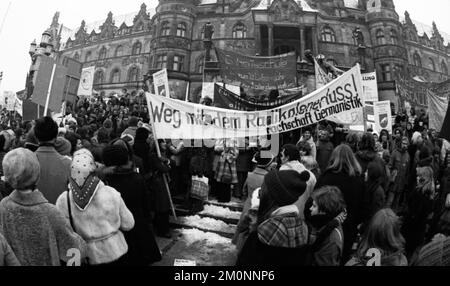 Eltern und Schüler demonstrierten gemeinsam für mehr Lehrer und gegen das radikale Dekret vor dem Neuen Rathaus, Deutschland, 28.01.1976, Europa Stockfoto